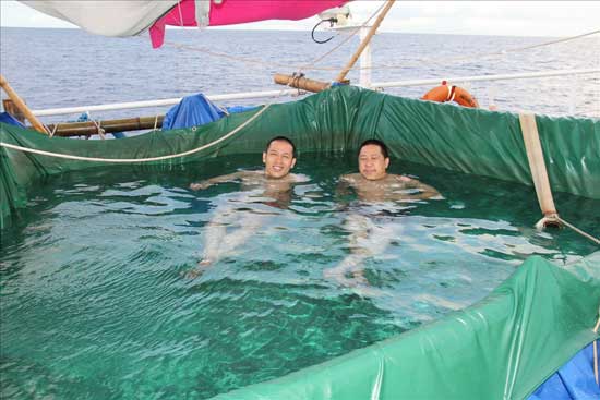 大管轮余明刚和调查部黄文星在享受海水浴