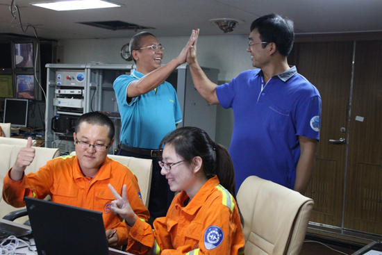 ９月４日，航段首席科学家邓希光和总设计师徐会希庆祝“潜龙一号”下潜时间破纪录