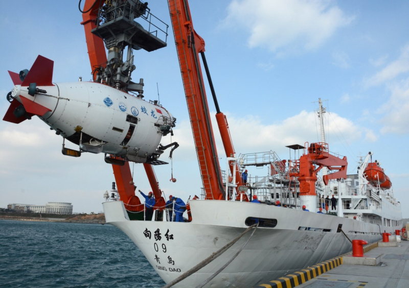 当日，“蛟龙”号载人潜水器在国家深海基地管理中心码头进行演练，复核潜水器全系统功能，验证母船水面支持系统，完善下潜操作流程，并对部分人员进行岗位适应性培训，备战明年的中国大洋第38航次科考任务。