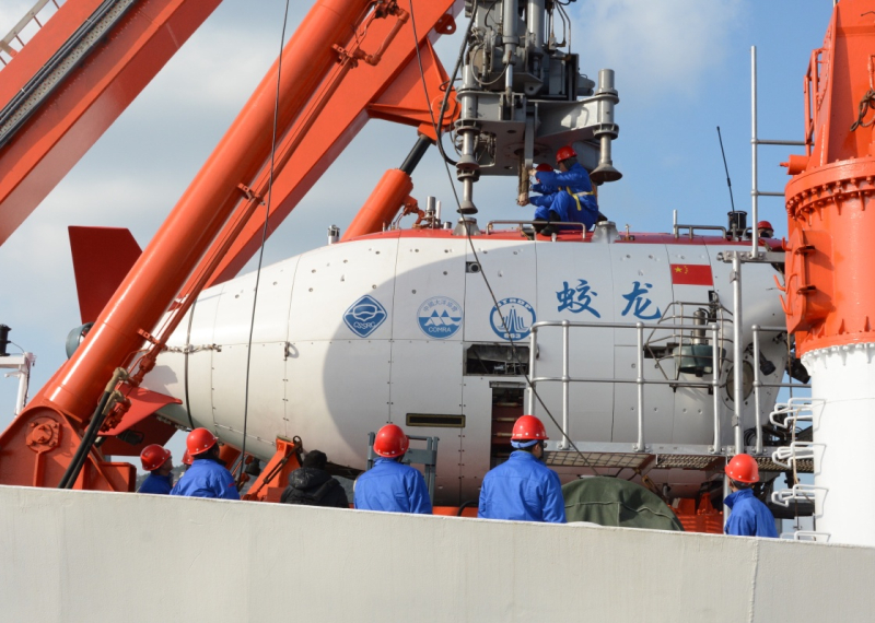 当日，“蛟龙”号载人潜水器在国家深海基地管理中心码头进行演练，复核潜水器全系统功能，验证母船水面支持系统，完善下潜操作流程，并对部分人员进行岗位适应性培训，备战明年的中国大洋第38航次科考任务。