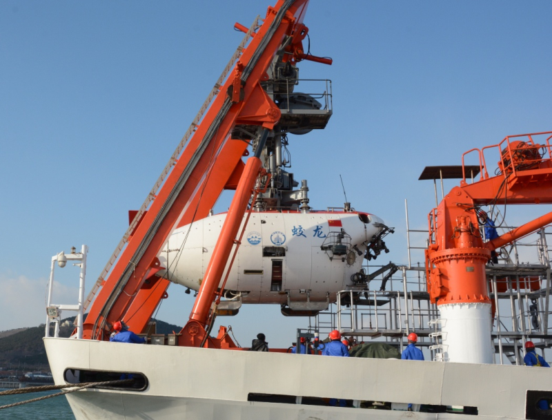 当日，“蛟龙”号载人潜水器在国家深海基地管理中心码头进行演练，复核潜水器全系统功能，验证母船水面支持系统，完善下潜操作流程，并对部分人员进行岗位适应性培训，备战明年的中国大洋第38航次科考任务。
