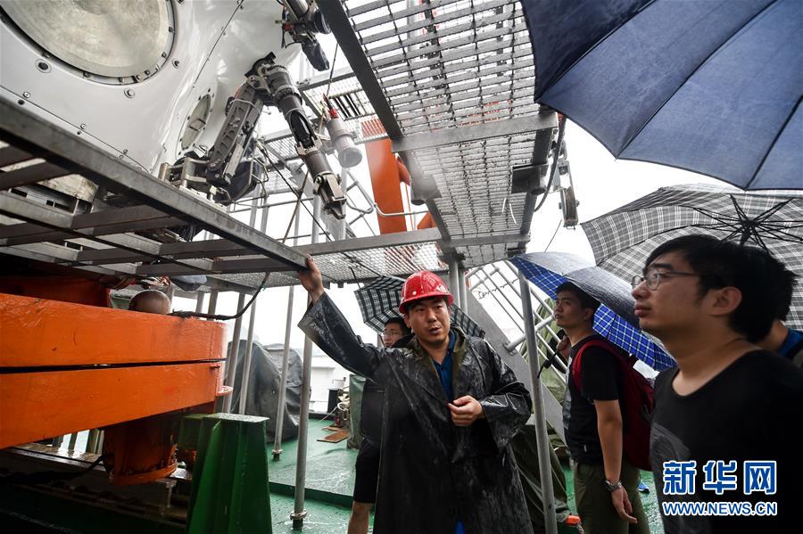 （科技）（3）“蛟龙”号完成完成南海科考任务返回深圳
