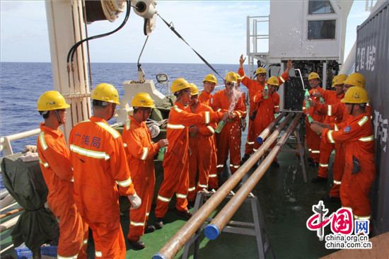 “海洋六号”取样长度13.7米再创历史新高 