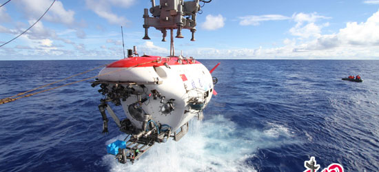 “蛟龙”号完成7000米级海试第一潜出水瞬间