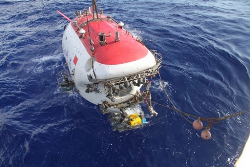 蛟龙号成功进行航次首潜 开展微型遥控潜水器试验