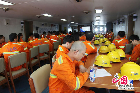 海洋六号用授课与现场体验方式开展消防安全培训