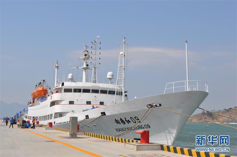 （科技）（1）“向阳红09”船从青岛起航 搭载“蛟龙”号探秘海底深渊
